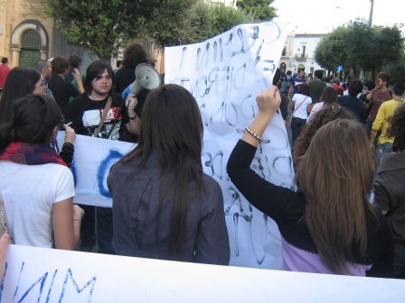 Scuola, il decreto «Gelmini» è legge. Manifestazioni e ore piccole nel Salento